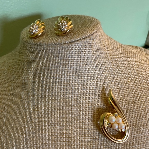 Gold brooch and earrings bundle - Picture 7 of 13